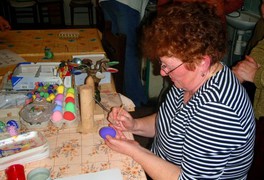 Seniorky se učily malovat kraslice - foto č. 1