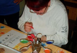 Seniorky se učily malovat kraslice - foto č. 3