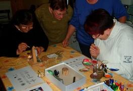 Seniorky se učily malovat kraslice - foto č. 5