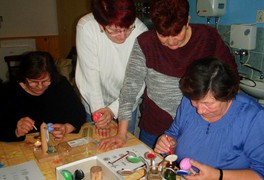 Seniorky se učily malovat kraslice - foto č. 6