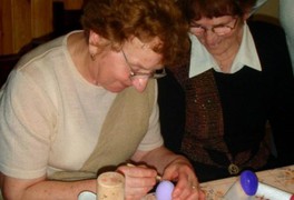 Seniorky se učily malovat kraslice - foto č. 9