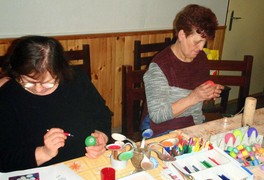 Seniorky se učily malovat kraslice - foto č. 16