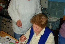 Seniorky se učily malovat kraslice - foto č. 17