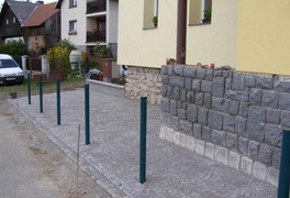 Chodník před ZŠ a MŠ je již hotov - foto č. 1