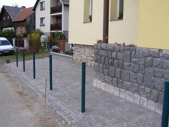 Chodník před ZŠ a MŠ je již hotov