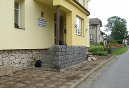 Chodník před ZŠ a MŠ je již hotov - foto č. 3