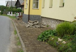 Chodník před ZŠ a MŠ je již hotov - foto č. 4