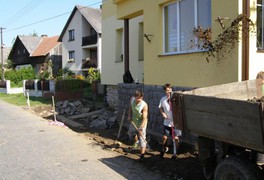 Chodník před ZŠ a MŠ je již hotov - foto č. 6