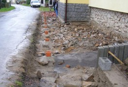 Chodník před ZŠ a MŠ je již hotov - foto č. 18