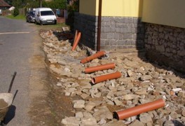 Chodník před ZŠ a MŠ je již hotov - foto č. 17