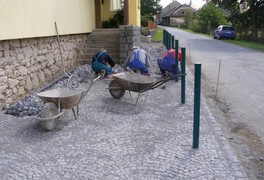 Chodník před ZŠ a MŠ je již hotov - foto č. 26