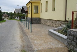 Chodník před ZŠ a MŠ je již hotov - foto č. 30