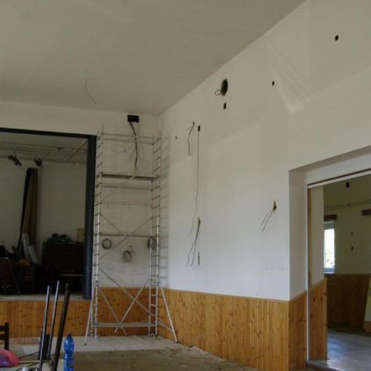 Rekonstrukce elektroinstalace Kulturního domu v Pusté Kamenici na fotografiích