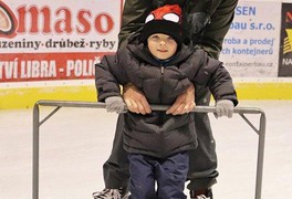 Vánoční veřejné bruslení a přátelský zápas pustokamenických hokejistů - foto č. 5