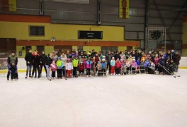 Vánoční veřejné bruslení a přátelský zápas pustokamenických hokejistů - foto č. 1