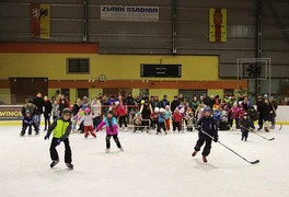 Vánoční veřejné bruslení a přátelský zápas pustokamenických hokejistů - foto č. 2