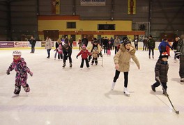 Vánoční veřejné bruslení a přátelský zápas pustokamenických hokejistů - foto č. 14