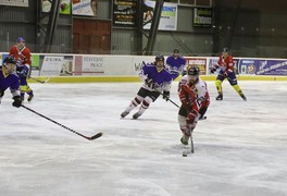 Vánoční veřejné bruslení a přátelský zápas pustokamenických hokejistů - foto č. 23