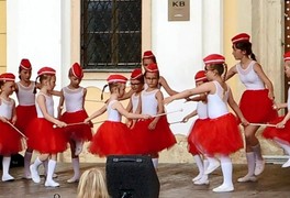 Pustokamenické mažoretky Hvězdičky na Majálesu v Poličce - foto č. 2