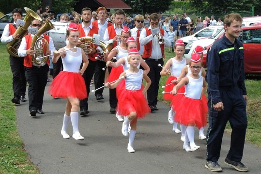 Vystoupení mažoretek Hvězdiček na oslavách v Otradově