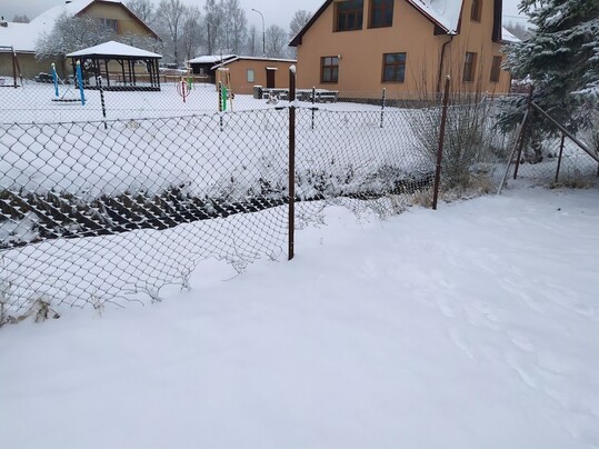 Sáňkování a bobování dětí na školní zahradě