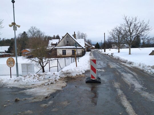 Upozornění pro řidiče - poškození kanalizační šachty u Peci