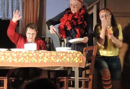 Divadelní představení spolku DU:HA - Taková normální rodinka - foto č. 5