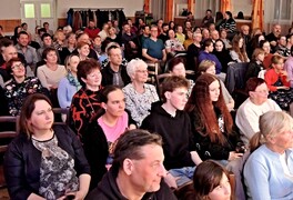 Divadelní představení spolku DU:HA - Taková normální rodinka - foto č. 20