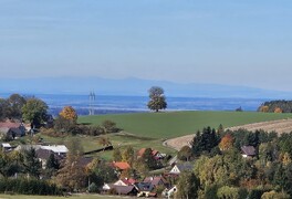 Fotografie kostela sv. Anny a Hápova javoru - říjen 2025 - foto č. 2