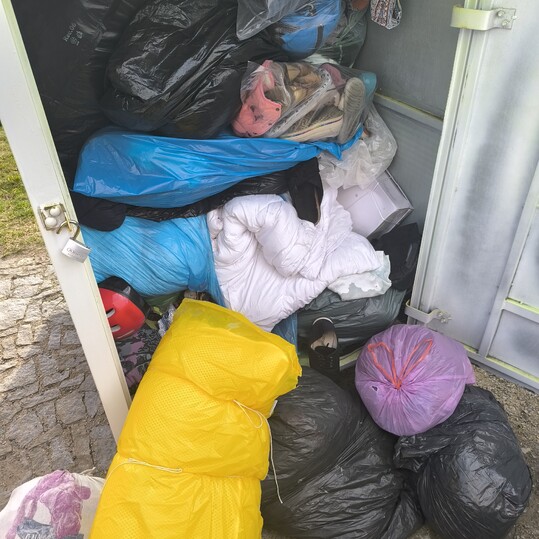 Kontejner na použitý textil byl vyvezen