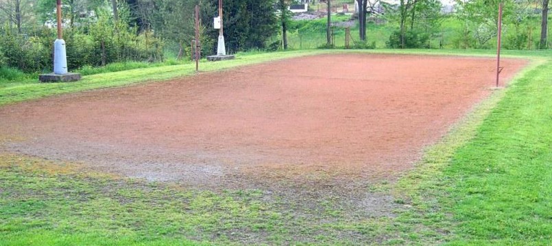 Rekonstrukce sportovního hřiště, aneb i Pustokamenické děti si chtějí hrát a sportovat