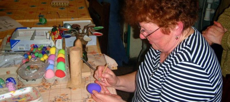 Seniorky se učily malovat kraslice