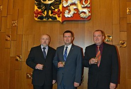 Slavnostní udělení znaku a vlajky obci Pustá Kamenice v POSLANECKÉ SNĚMOVNĚ Parlamentu ČR - foto č. 12